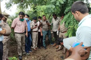 चंदौसी के खेड़ाखास गांव स्थित खेत में हत्या कर दबाए गए युवक के शव को खोदकर प्रशासन ने निकलवाया। जागरण
