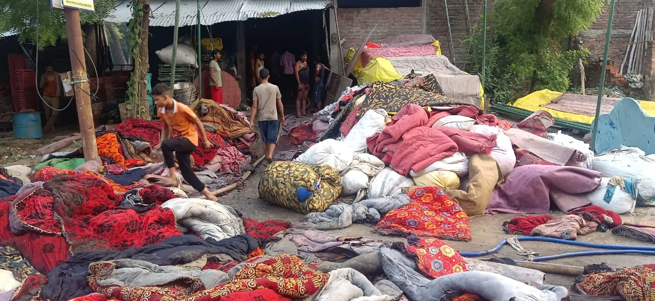 Raebareli News: टेंट हाउस के गोदाम में लगी आग, लाखों का सामान जल कर राख
