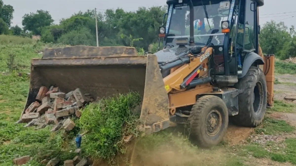 Bulldozer Action: हरियाणा के इस जिले में जमकर गरजा बुलडोजर; चंद घंटों में ध्वस्त की गईं अवैध कॉलोनियां