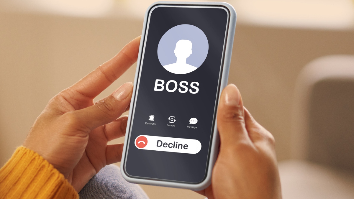 women on the beach company manager asked live location debate broke on social media