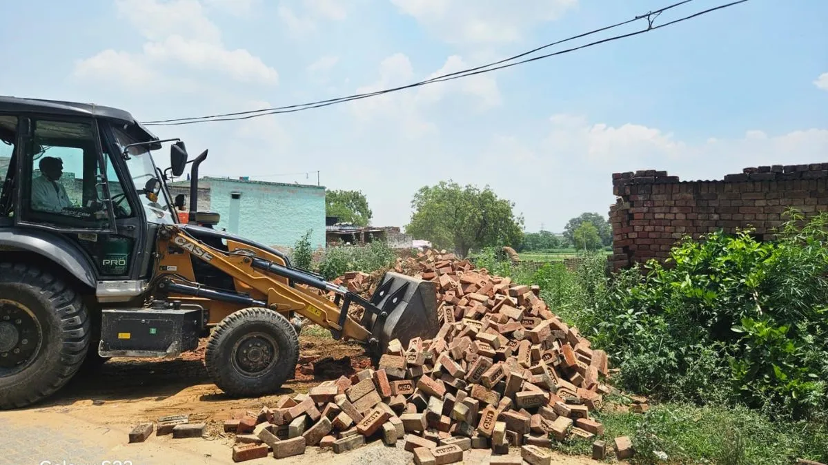 Bulldozer Action से मचा हड़कंप, मोहम्मदपुर-सैदपुर गांव में अवैध निर्माणों को मिट्टी में मिलाया
