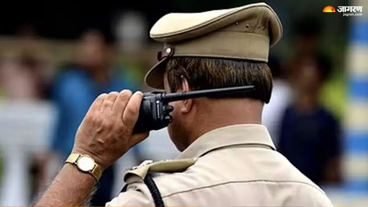 साहब.... हाथ में तमंचा लेकर दबंग देता हैं गांव से भगाने की धमकी, पीड़ित ने पुलिस से लगाई गुहार
