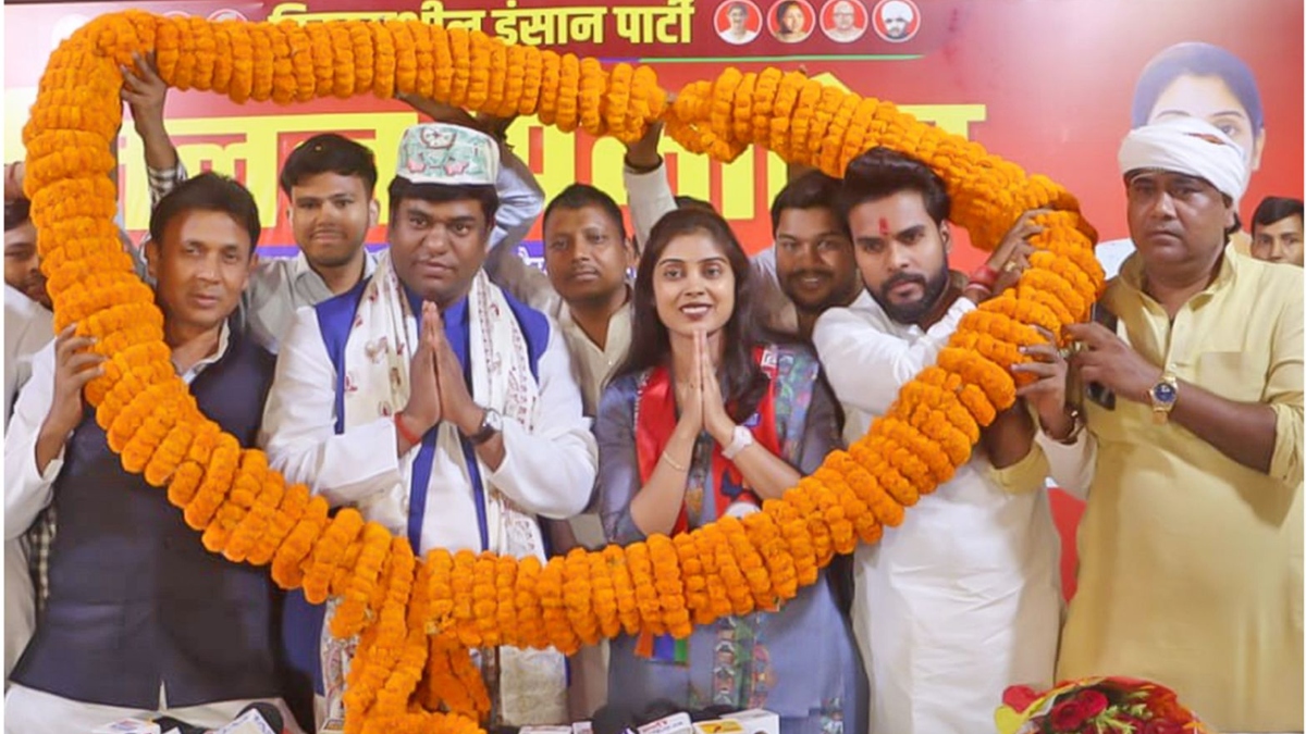 https://www.jagranimages.com/images/2025/06/26/article/image/VIP-Mukesh-Sahani-1750952612833.jpg