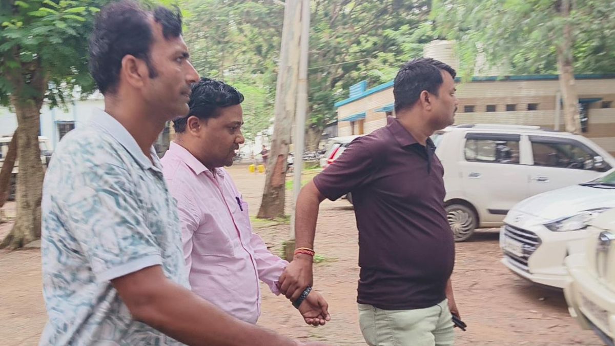 acb raids dhanbads dclr office computer operator arrested while taking a bribe of rs 15000
