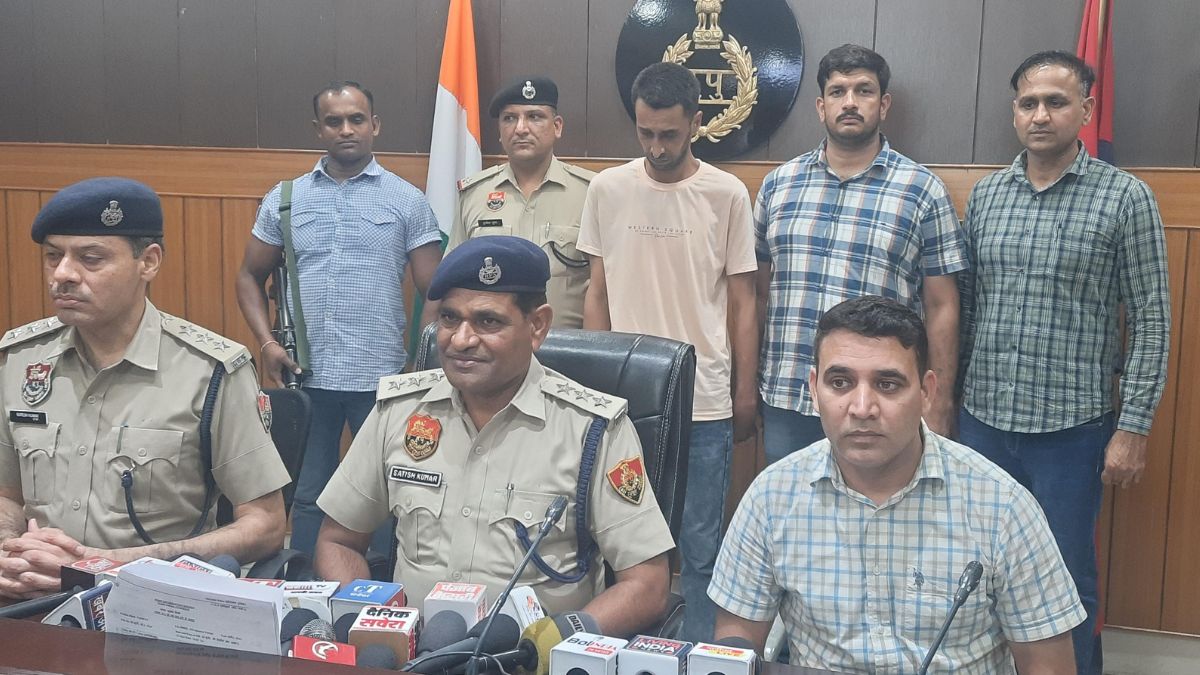 he claimed to be a dsp and his wife a high court officer duped people of rs 12 lakh in the name of getting them a tender