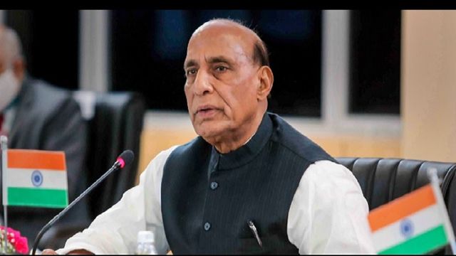 सामने बैठे थे पाकिस्तान के रक्षा मंत्री और राजनाथ सिंह सुनाते चले गए... चीन में 'आतंकिस्तान' को सुनाई खरी-खरी