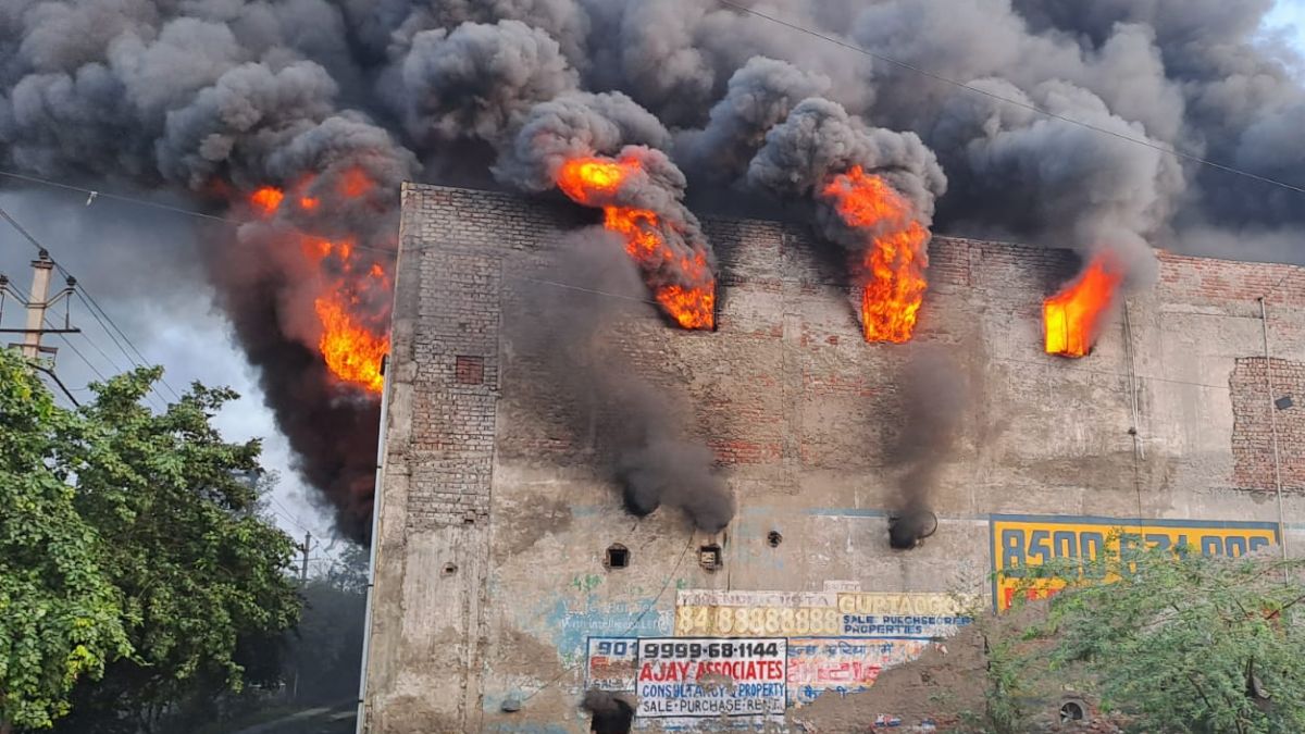 delhi fire huge fire breaks out in a factory in bawana 22 fire engines reach the spot