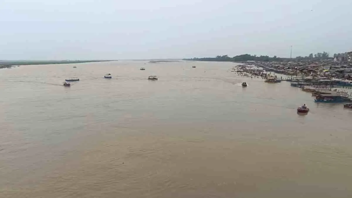 गंगा के जलस्तर में लगातार बढ़ोतरी से खादर क्षेत्र में बसे गांवों की बढ़ी बेचैनी, बाढ़ आने की संभावना