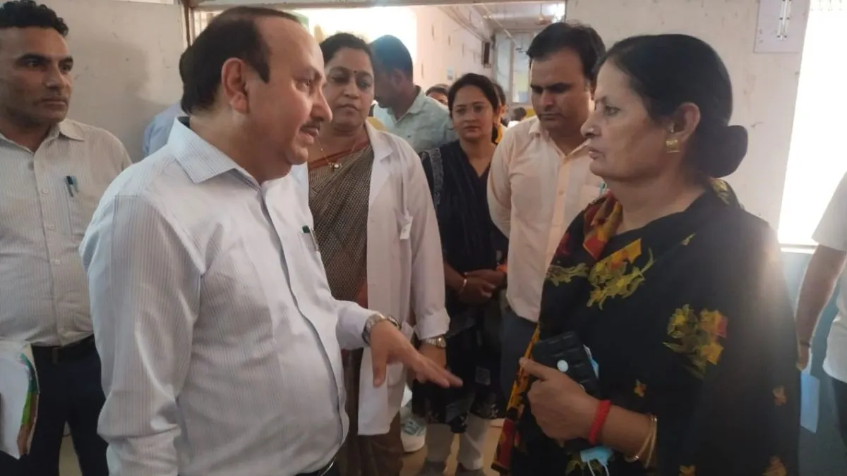 मैडम! अस्पताल में पंखें नहीं चल रहे हैं, किराये पर लाने पड़ रहे; मरीजों का छलका दर्द