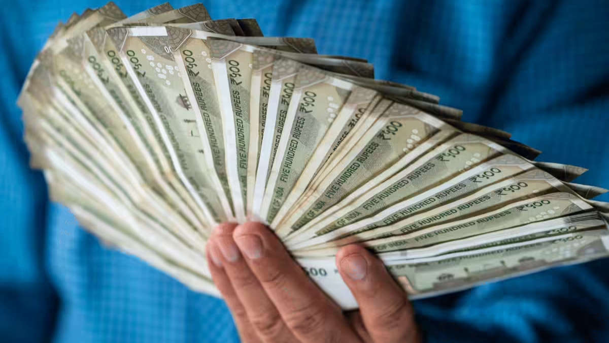 https://www.jagranimages.com/images/2025/06/27/article/image/Life-Insurance-Policy-1751029716405.jpg