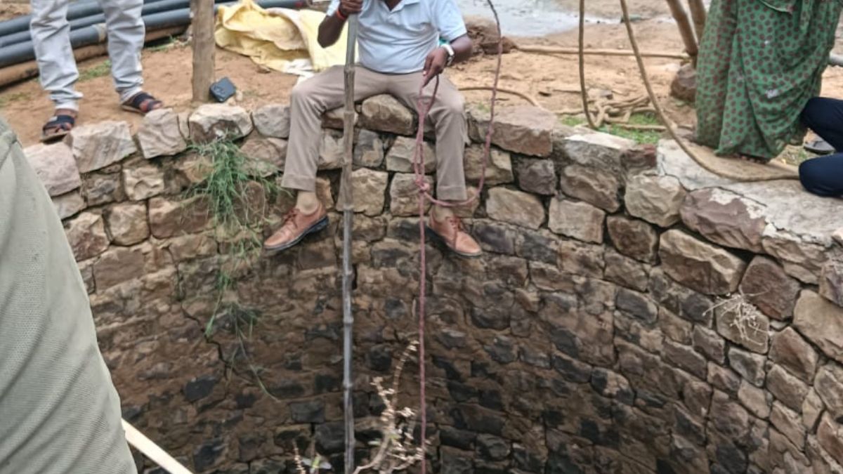 mirzapur news three feet long crocodile fell into a well in deori village forest department team took it out