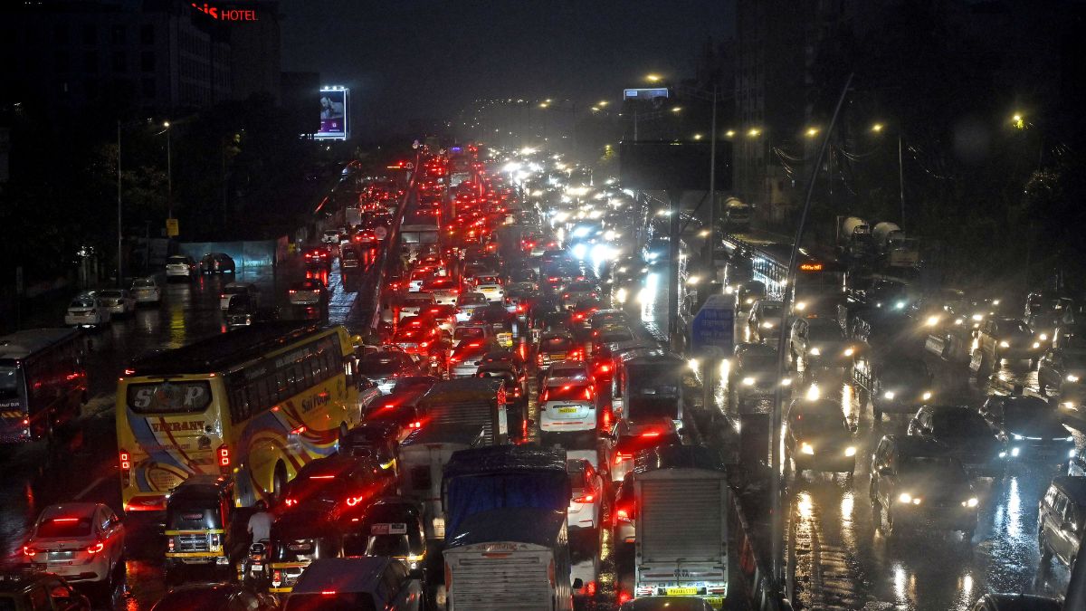 during monsoon rains 32 cranes and policemen will be deployed in gurugram even at night so there will be no traffic jam