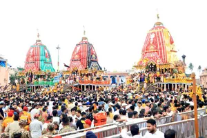 पुरी में रथयात्रा के दौरान उमस और भीड़ के कारण सैकड़ों श्रद्धालु बीमार।