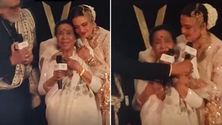 आशा भोसले को संभालती दिखीं रेखा/ फोटो- Instagram