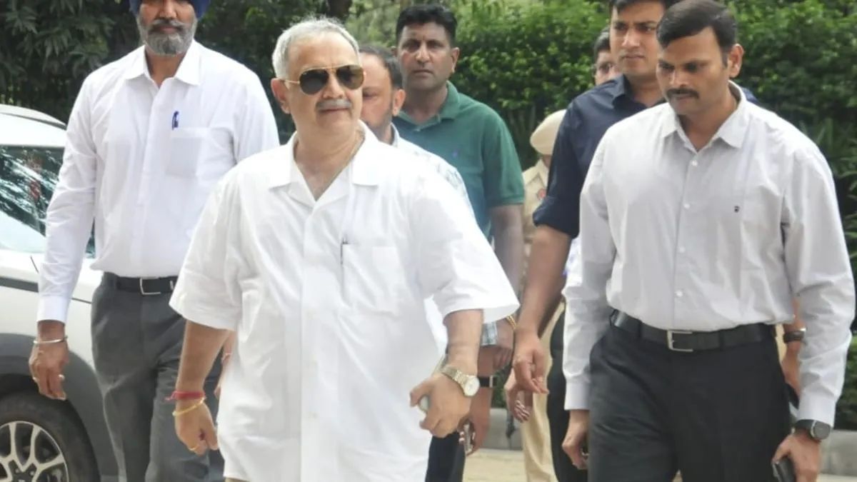 बिक्रम मजीठिया मामले में नया मोड़, विजिलेंस अधिकारियों को अपना बयान देने पहुंचे पूर्व DGP सिद्धार्थ चटोपाध्याय

