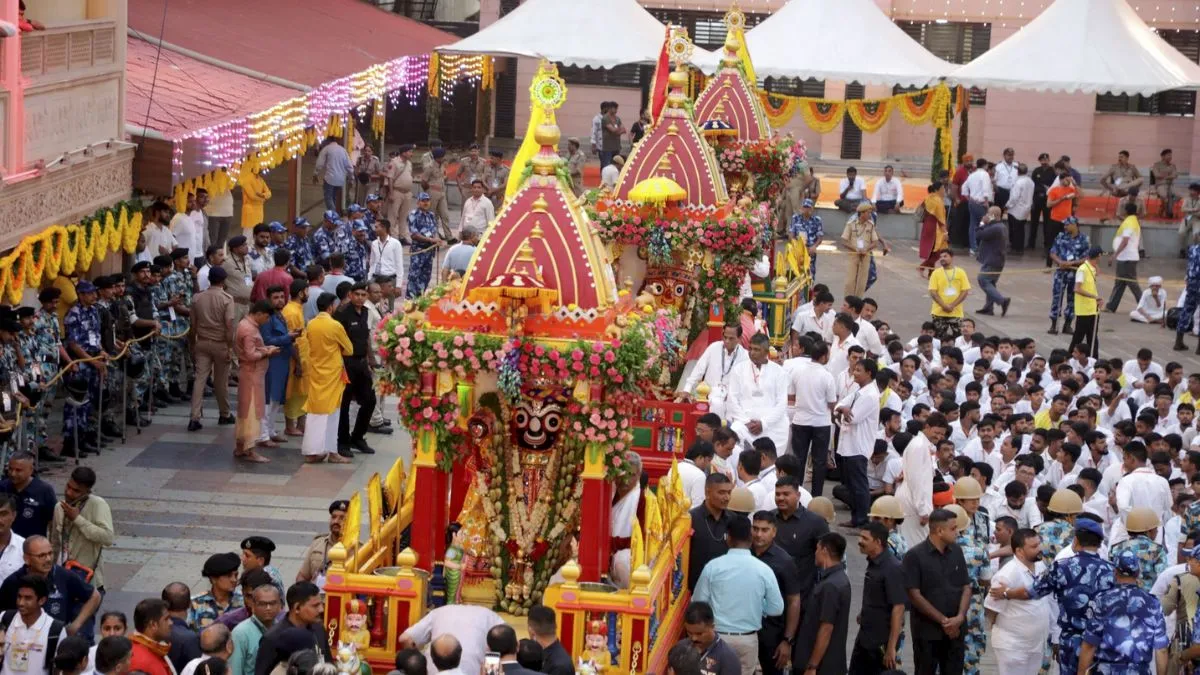 Jagannath Rath Yatra: महाप्रभु जगन्नाथ ने भक्तों को दिए दर्शन, रथ खींचने को उमड़ा लाखों श्रद्धालुओं का हुजूम