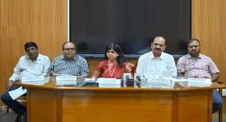 आइआइटी कानपुर में आयोजित कार्यशाला के बारे में जानकारी देने के दौरान ( बाएं से दाएं ) एसआइआइसी के पीयूष मिश्रा, डीन रिसर्च एंड डवलपमेंट प्रो. तरुण गुप्ता, बीआइएस की उप महानिदेशक रीना गर्ग, बीआइएस के यूपी प्रमुख सुधीर बिश्नोई और आइआइटी के प्रो. एम जलील अख्तर। संस्थान
