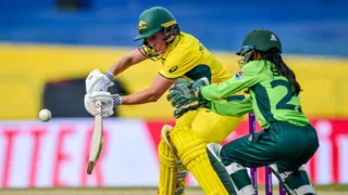 पाकिस्तान के खिलाफ शॉट खेलतीं बेथ मूनी। फोटो- ESPN