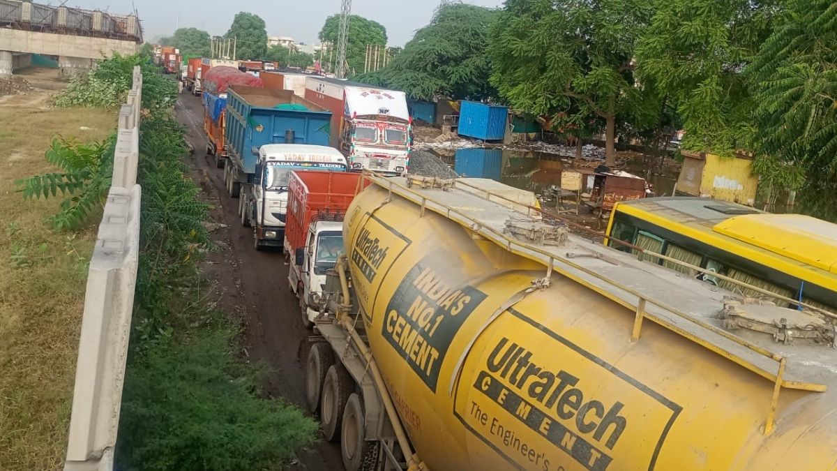 delhijaipur highway traffic snarl potholes cause 14hour jam