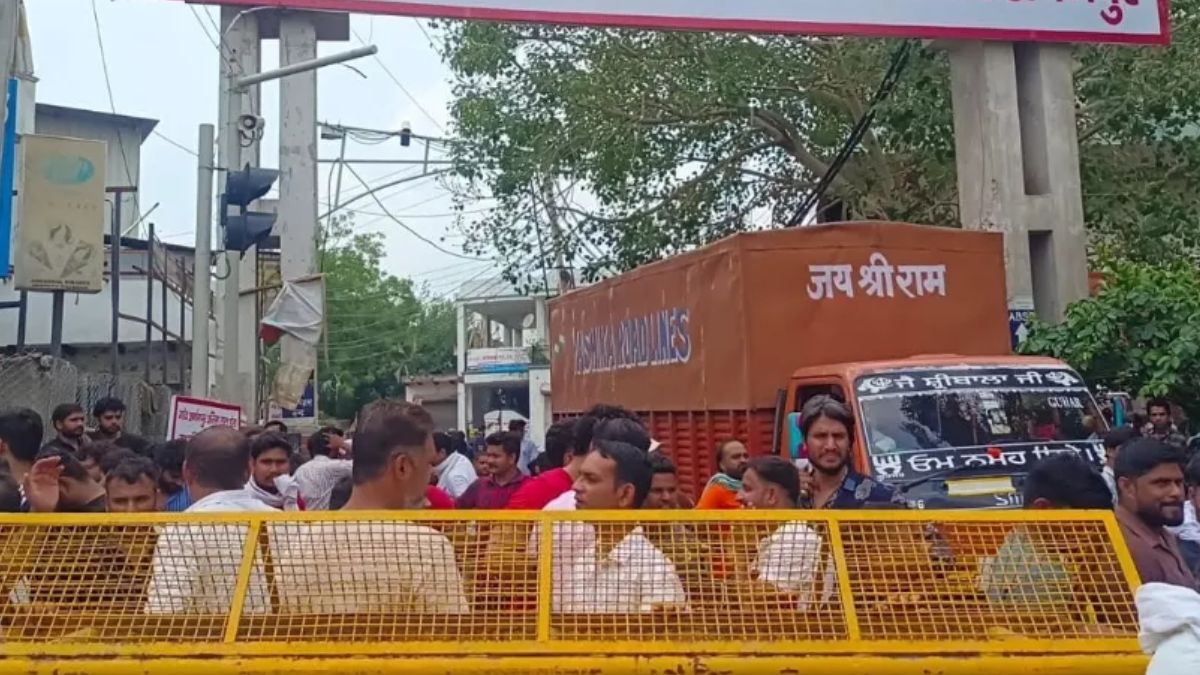 mohna elevated road construction malerna road entry closed diwali shopping affected