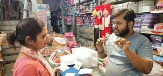 करवाचौथ से लेकर दीपावली के लिए महिलाएं कर रही खरीदारी।-जागरण