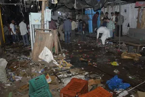 धमाके के बाद बिखरा सामान व जुटी भीड़। जागरण