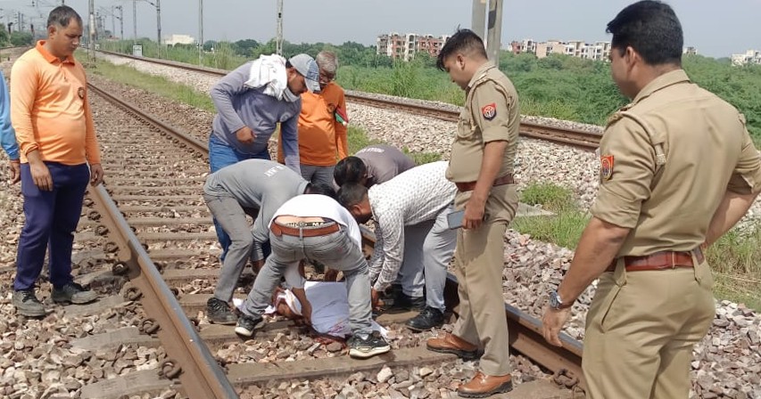 trackman death by sachkhand express family blocks rail track