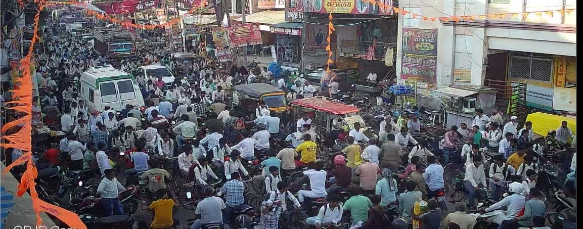 ambulance stuck in traffic jam in siddharthnagar patient suffers for half an hour