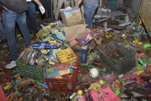 मेस्टन रोड मिश्री बाजार स्थित दुकान जिसके सामने धमाका हुआ था उसी दुकान से भारी मात्रा में पटाखे निकल गए।जागरण