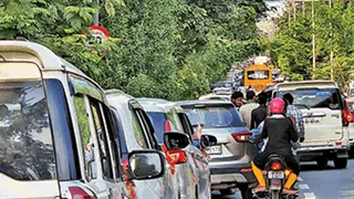 नेताओं की गाड़ियों से वीरचंद पटेल पथ पर लगा जाम