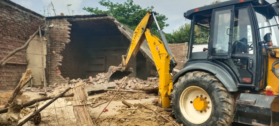 tehsil administration removed illegal encroachment by using bulldozer in maharajganj