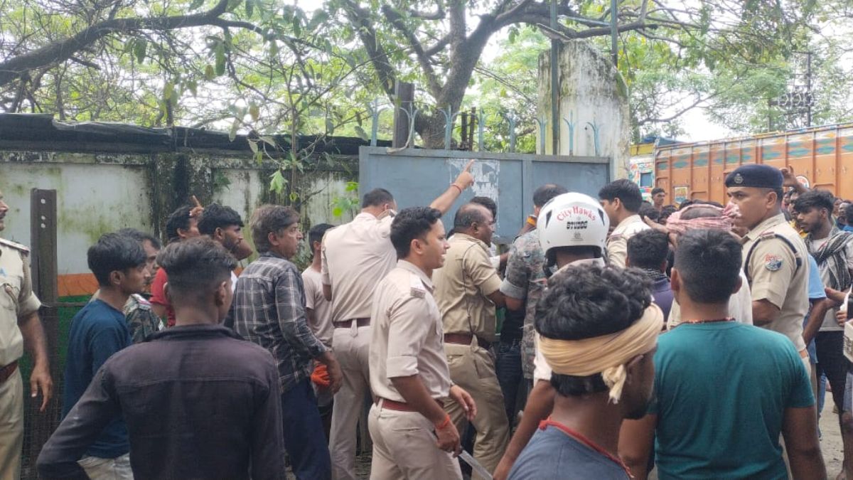 clash at fci godown in dhanbad firing laborer injured