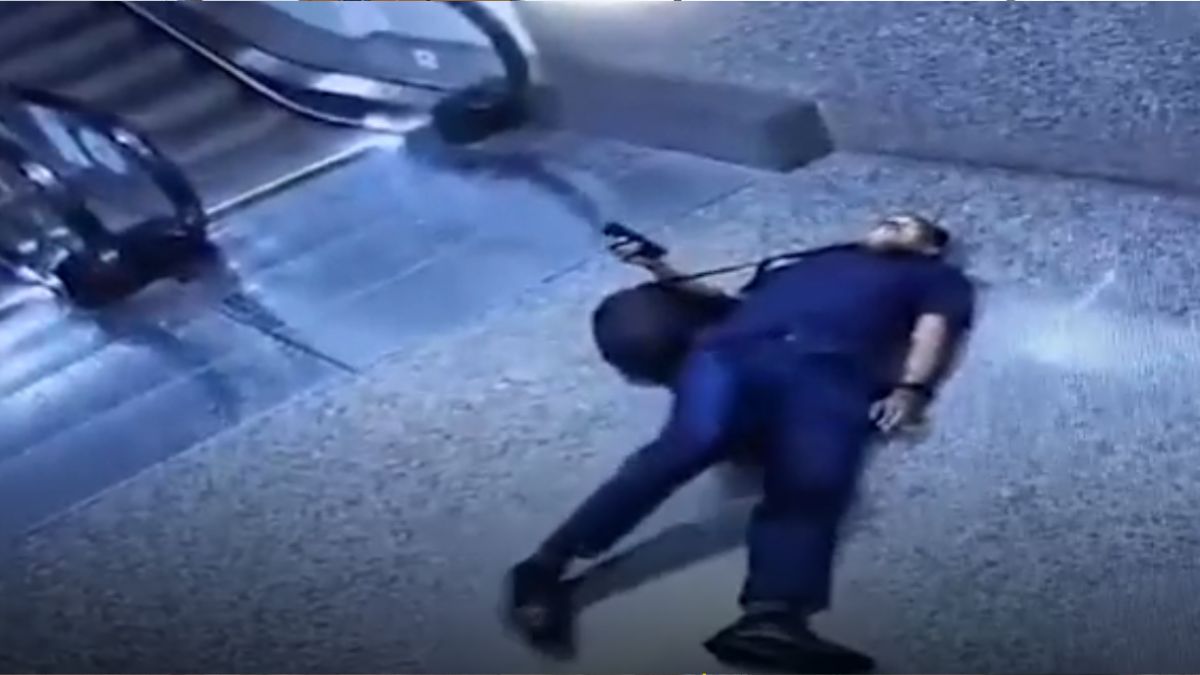 delhi police asi dies of heart attack in court cctv footage