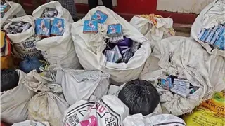 प्रयागराज के सोरांव में पुलिस ने जब्त किए अवैध रूप से बनाए जा रहे पटाखे और बारूद। जागरण