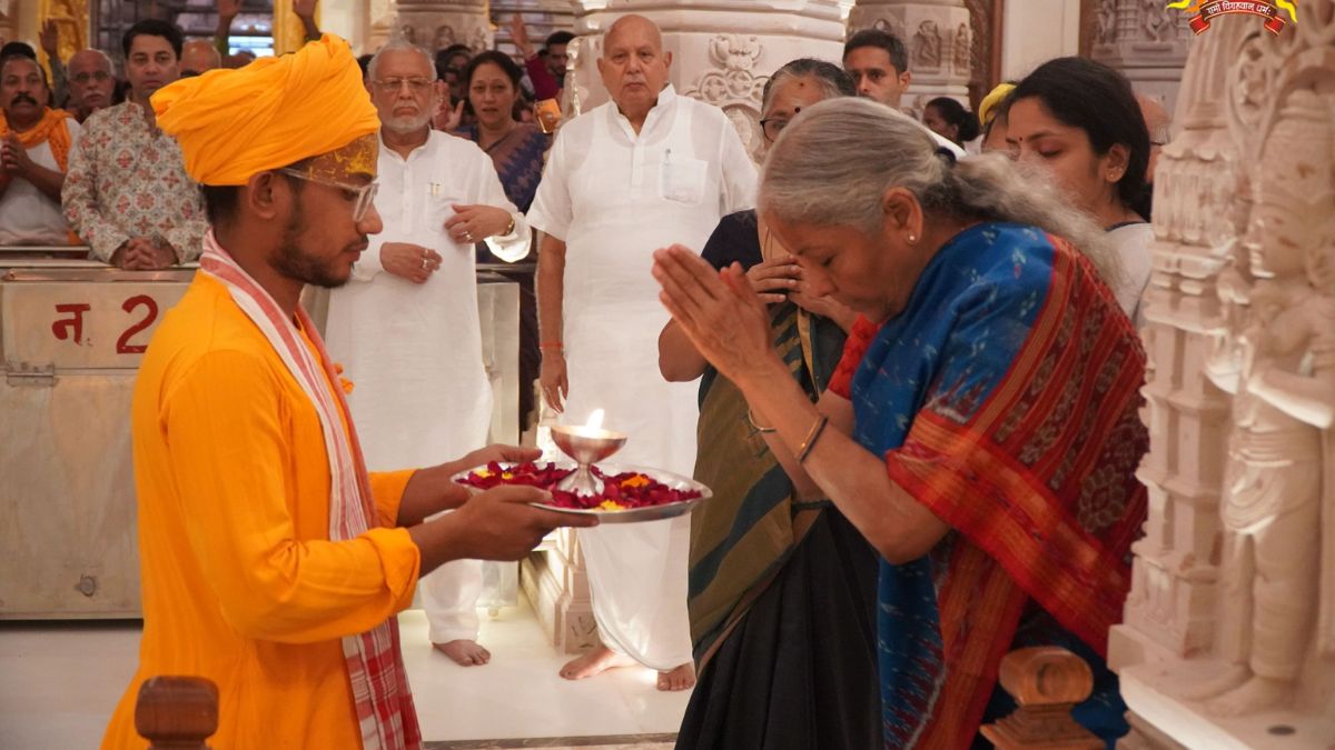 nirmala sitharaman visits ayodhya ram mandir with family