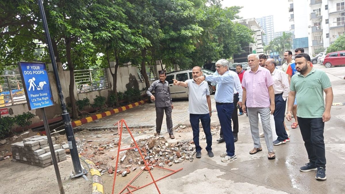 noida builder exposed over water bill residents protest