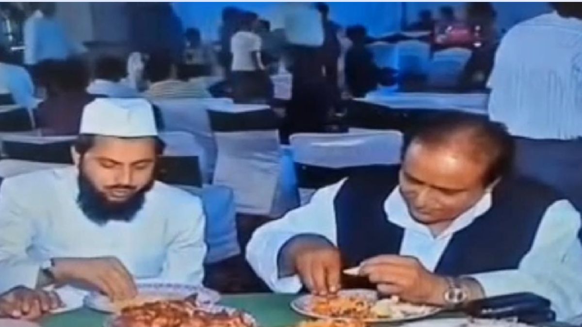 azam khan meets with samajwadi party chief akhilesh yadav political break for mp up politics