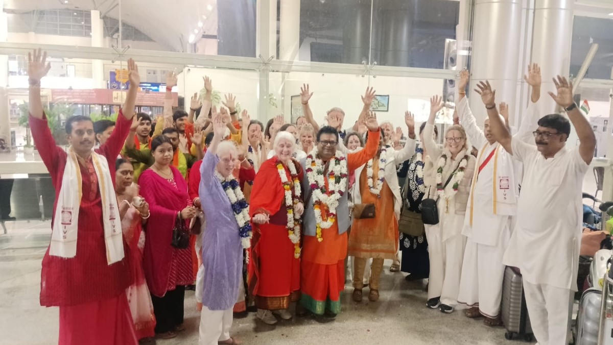 swami prabuddhananda puri maharaj visits kashi with european disciples in varanasi