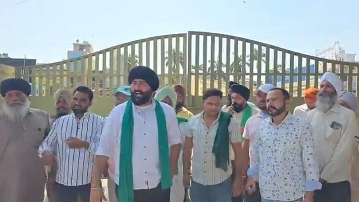 farmers locked the market gate after being refused paddy purchase