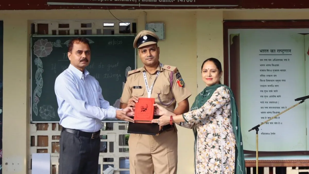 Punjab News: पटियाला में शिक्षक विशाल सिन्हा बने NCC ऑफिसर, स्कूल में हुए सममानित 
