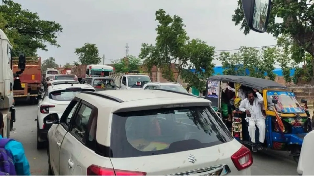 NH-19 पर महाजाम से यात्री परेशान, निर्माण कार्य की सुस्ती और खराब डायवर्जन परेशानी का कारण