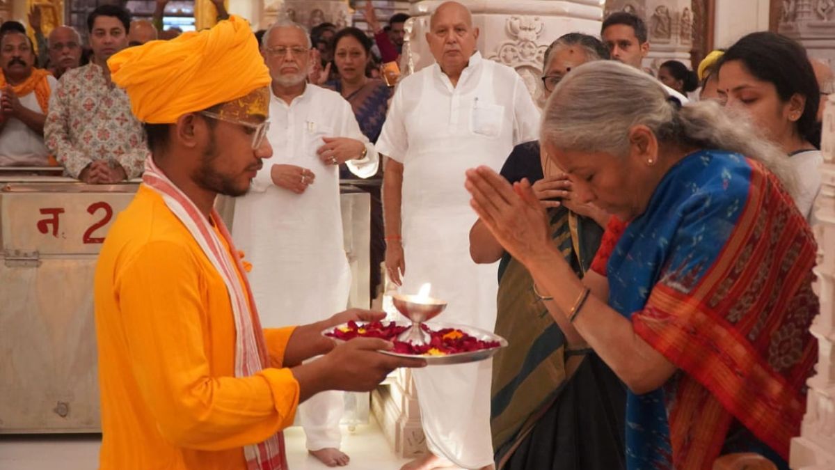 union finance minister nirmala sitharaman performed aarti of lord ram in ayodhya and took blessings after performing rudrabhishek