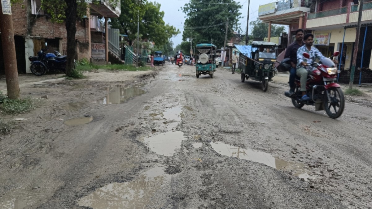 dilapidated road in minister om prakash rajbhars constituency
