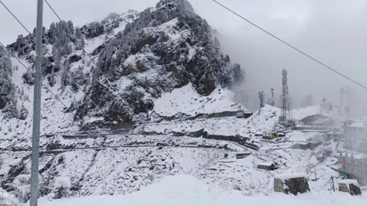 snowfall continues in jammu and kashmir read the latest updates on the weather forecast for the next five days