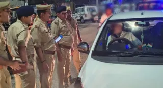 25 चार पहिया वाहनों से काली फिल्म उतरवायी। सौ- पुलिस
