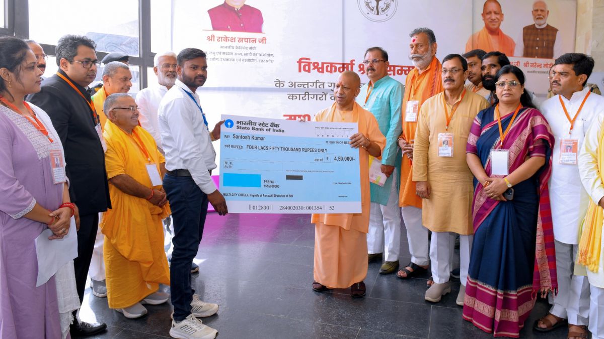 cm yogi distributed cheques and vishwakarma toolkits under youth entrepreneur development campaign also inaugurated a convention centre in jhansi
