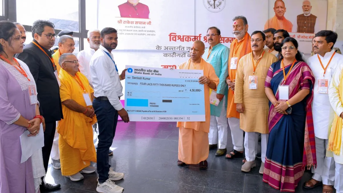 झांसी में सीएम योगी ने बांटे 'युवा उद्यमी विकास अभियान' के चेक और विश्वकर्मा टूलकिट, कन्वेंशन सेंटर का लोकार्पण भी किया