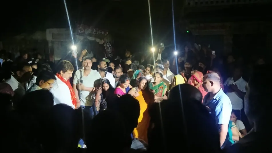 जौनपुर में मेडिकल स्टोर संचालक के इंजेक्शन लगाने से बालक की मौत, ग्रामीणों ने की तोड़-फोड़, आगजनी
