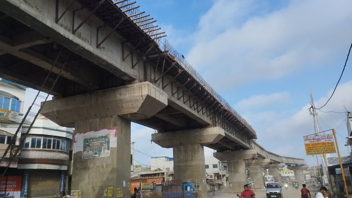 unfinished railway overbridge becomes major issue in sitamarhi bihar election 2025