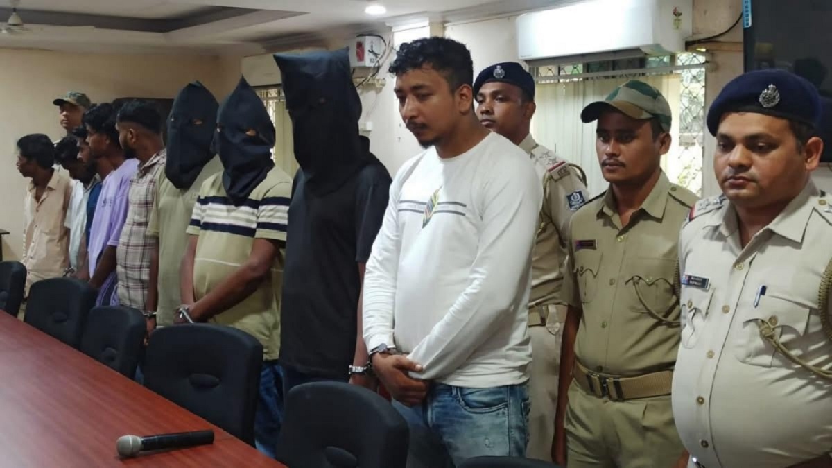 police caught 9 members who were planning robbery in chaibasa 5 pistols and deadly weapons recovered